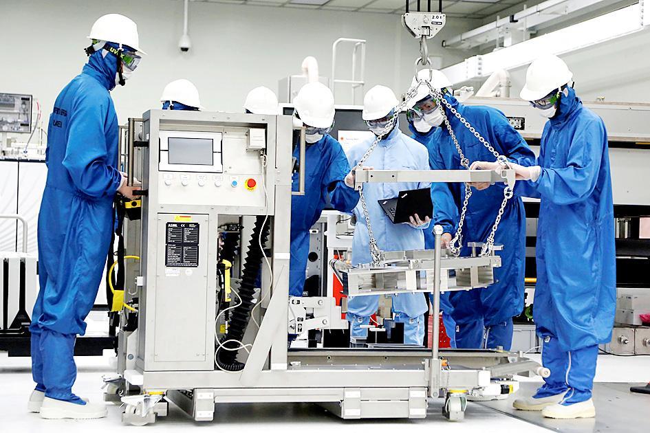 Heading 2: Challenges and Opportunities for Taiwan's Chip Industry